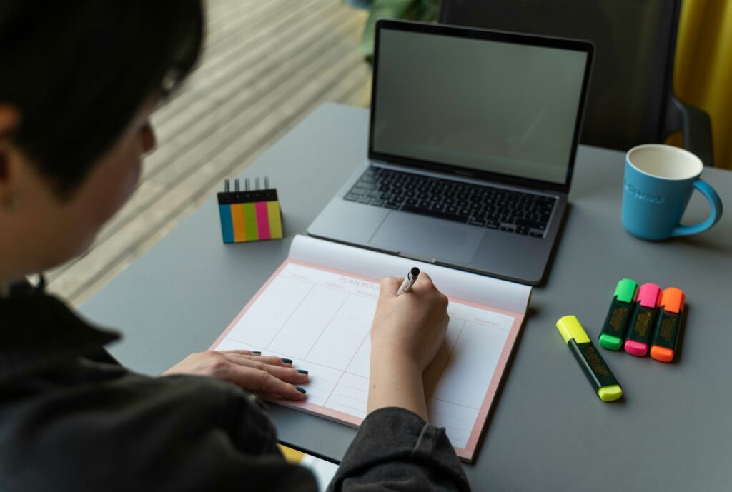 Zaměstnanci si od roku 2025 mohou sami rozvrhnout pracovní dobu